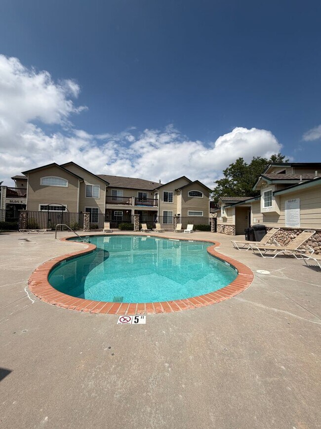 Building Photo - 850 S Overland Trail