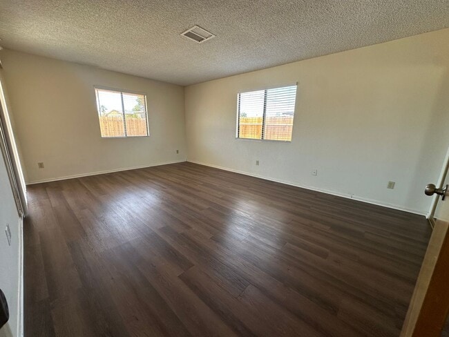 Building Photo - Welcome to this 2 bedroom 1 bath home!