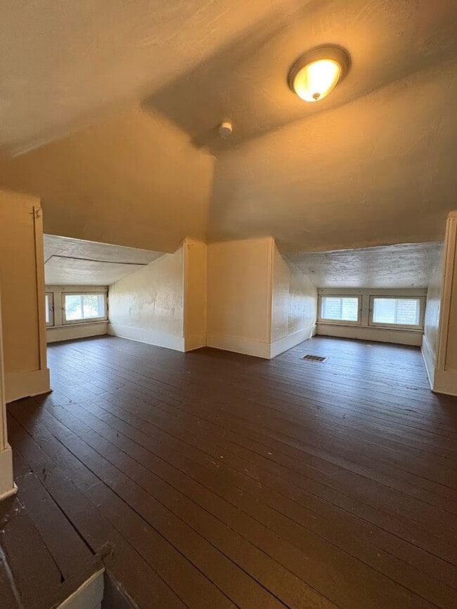 Building Photo - Three bedroom one bathroom home for rent