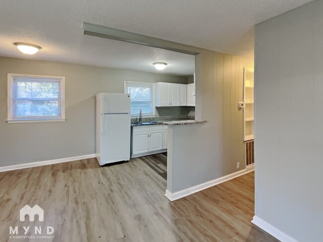 Building Photo - 303 Alda Dr