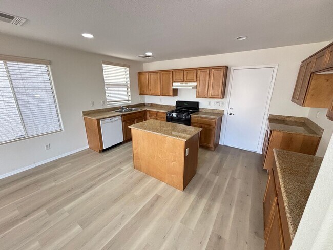 Building Photo - Gorgeous 3bed/1bath w/ 2 Car Garage locate...