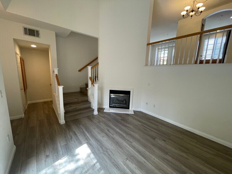 Building Photo - 910 Timberwood