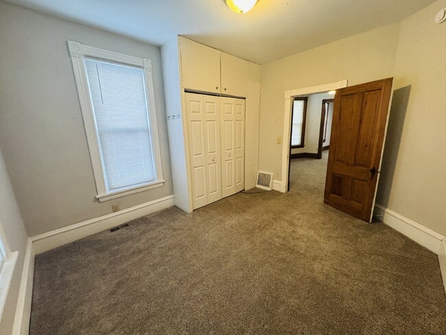 Building Photo - Charming 1-Bedroom + Den Retreat on Colfax Ave – Your Cozy Minneapolis Haven Awaits!