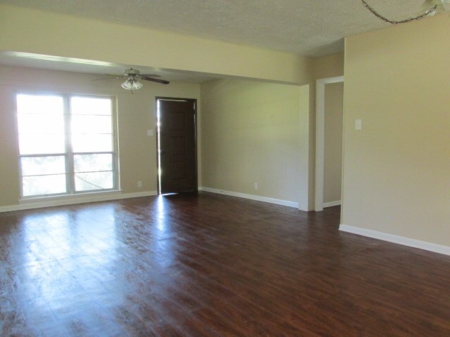 Building Photo - 2105 Bush Dr