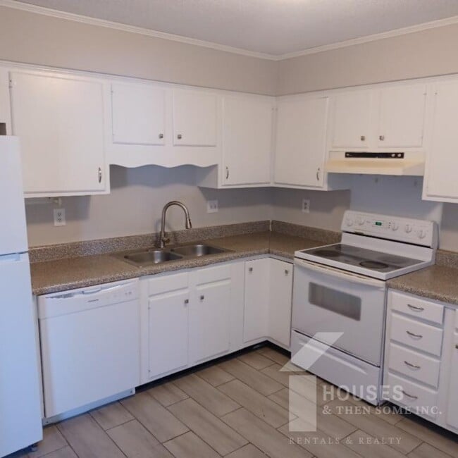 Building Photo - 218 Singing Woods Ln