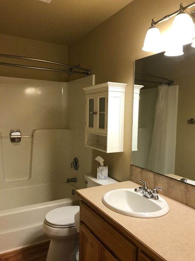 Building Photo - Beautiful Condo in Sisters w/community poo...