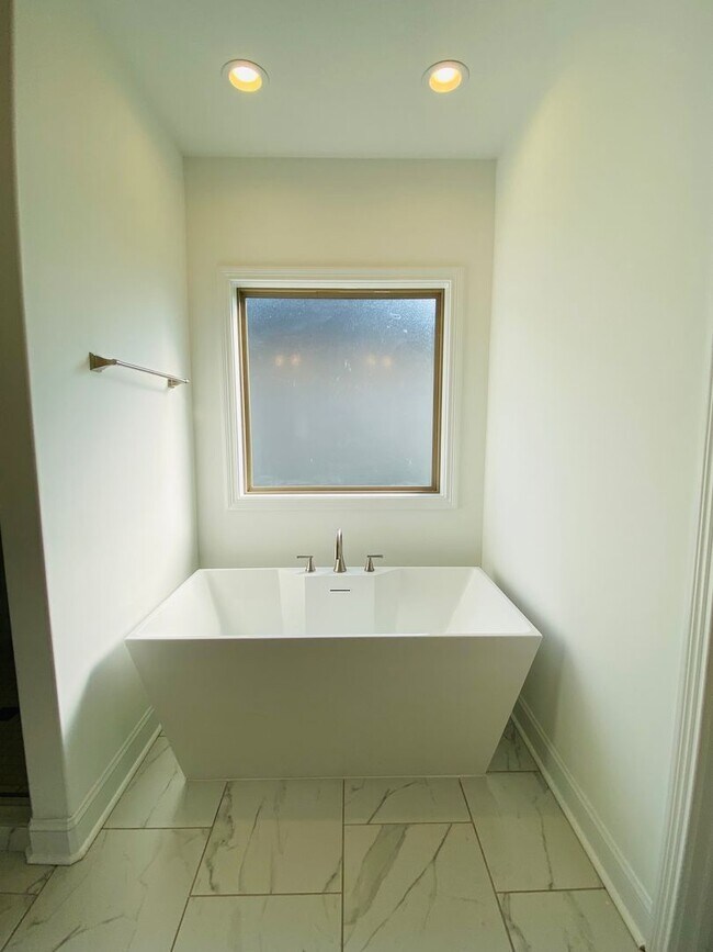 Building Photo - Luxury Home