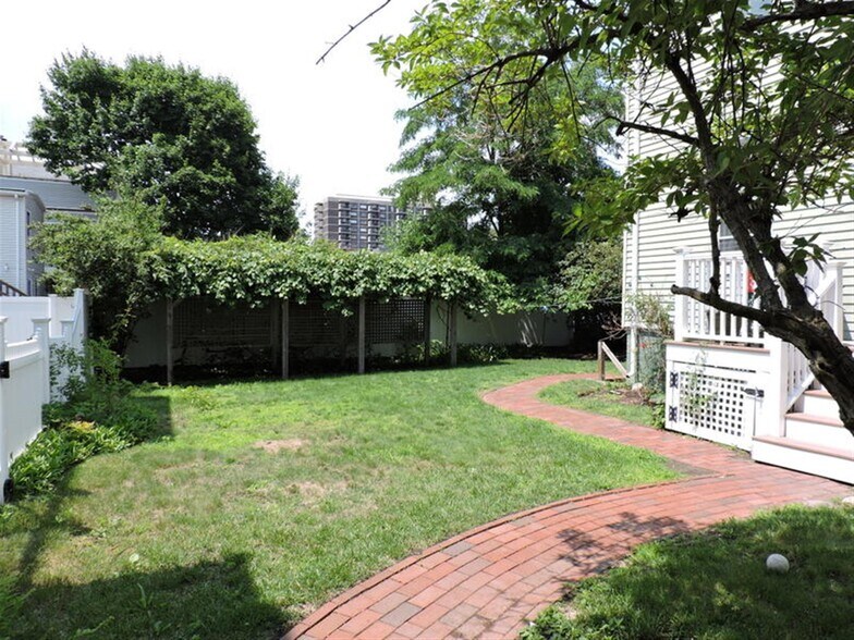 Building Photo - 13 Pleasant St