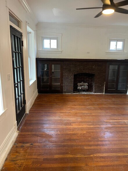 Building Photo - 4536 W Wrightwood Ave