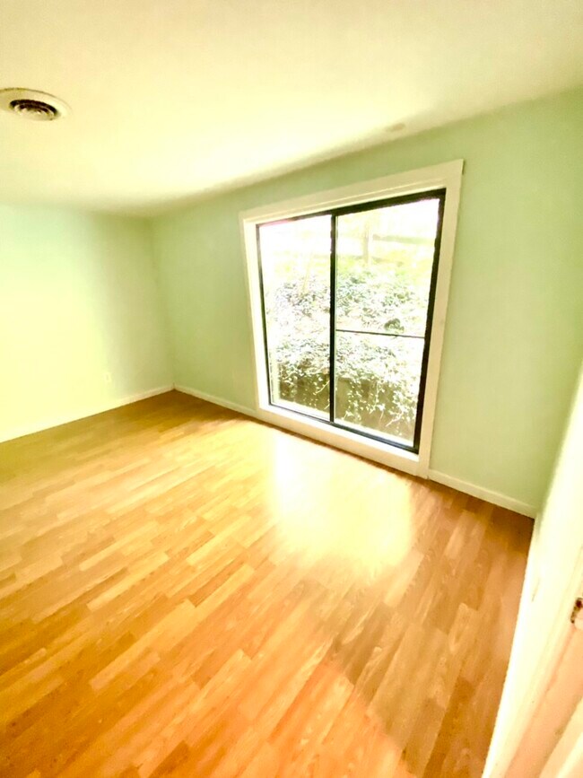 Bedroom - 95 Lanier St