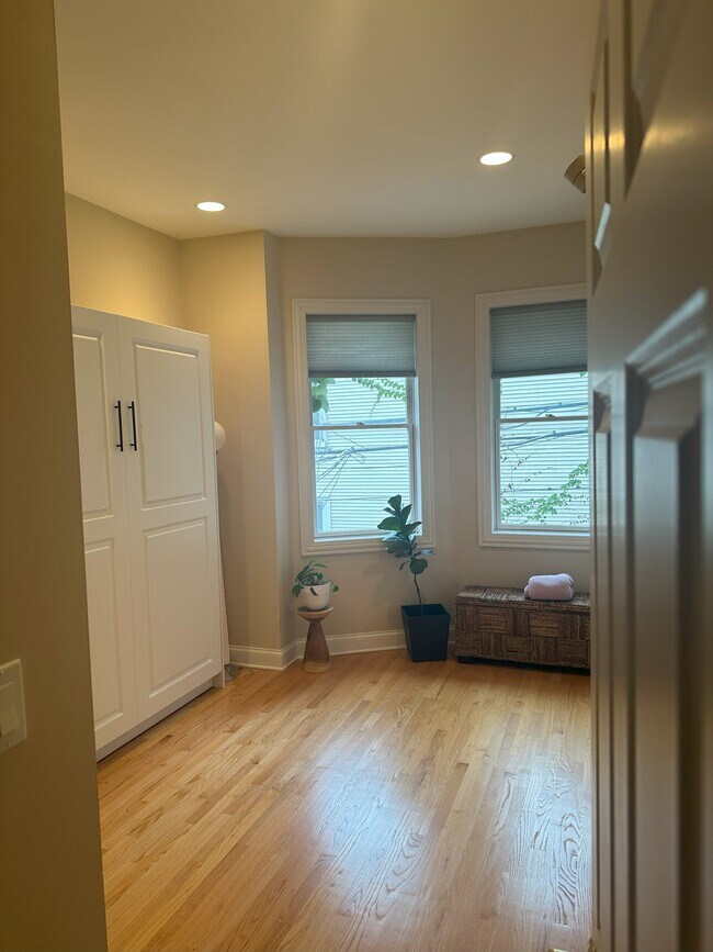 Building Photo - 807 W Buckingham Pl