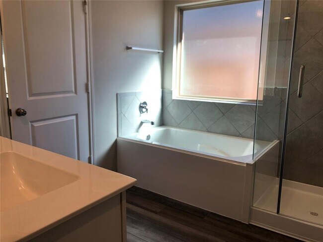 Building Photo - Fabulous home in a beautiful GATED MASTER PLANNED COMMUNITY