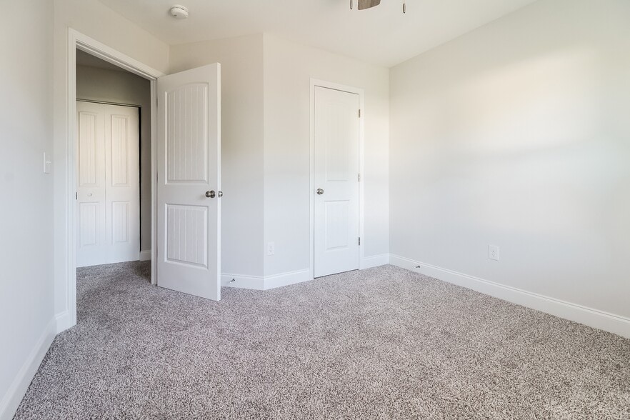 Building Photo - 124 S 711