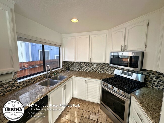 Building Photo - Beautiful 3-Bedroom Home with a Sparkling ...