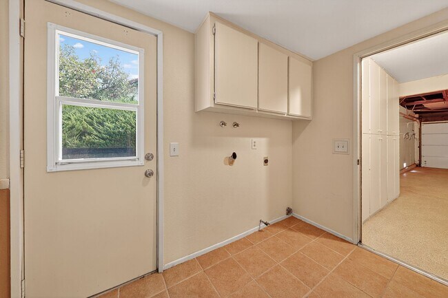 Building Photo - 5BR; 3BA Pool Home with Stunning Views in ...