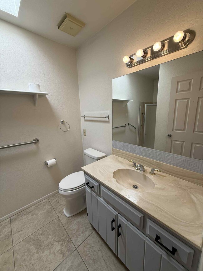 Building Photo - 5204 N Tigua Dr