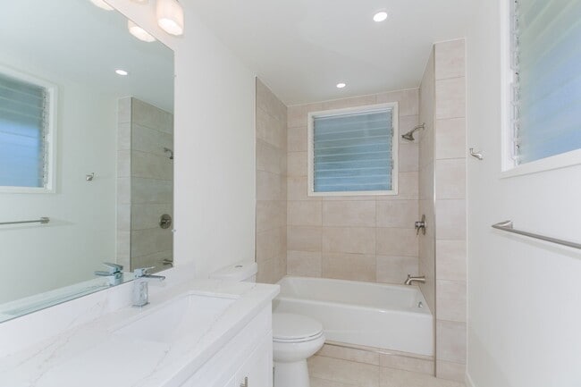 Building Photo - 4715b Kahala Ave