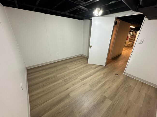 Building Photo - Impeccably Clean Warren Ranch!