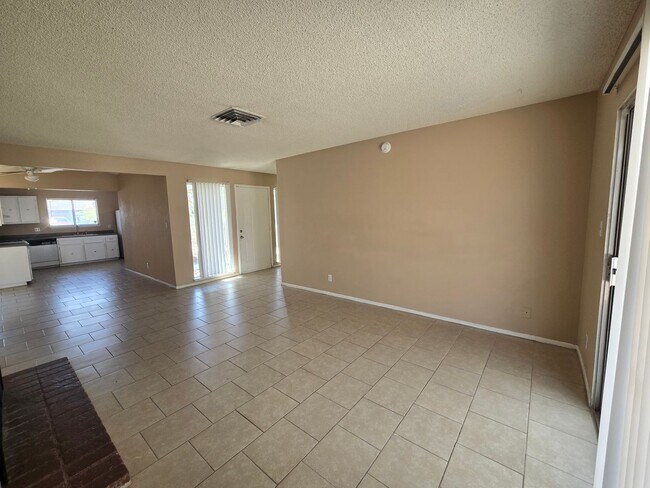 Building Photo - 3 Bedroom Home off of Hollywood– Now Offer...