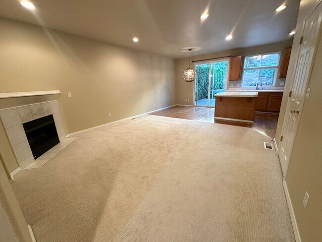 Building Photo - Beautiful 3 Bedroom Townhouse in West Linn!