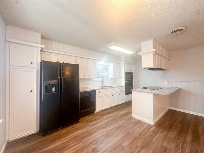 Building Photo - Newly-updated, 3-bedroom near LCU!