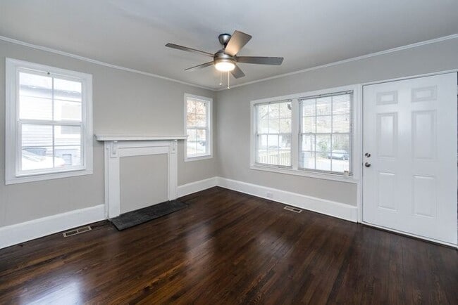 Building Photo - Recently Updated 1BA/1BA Duplex Home with ...