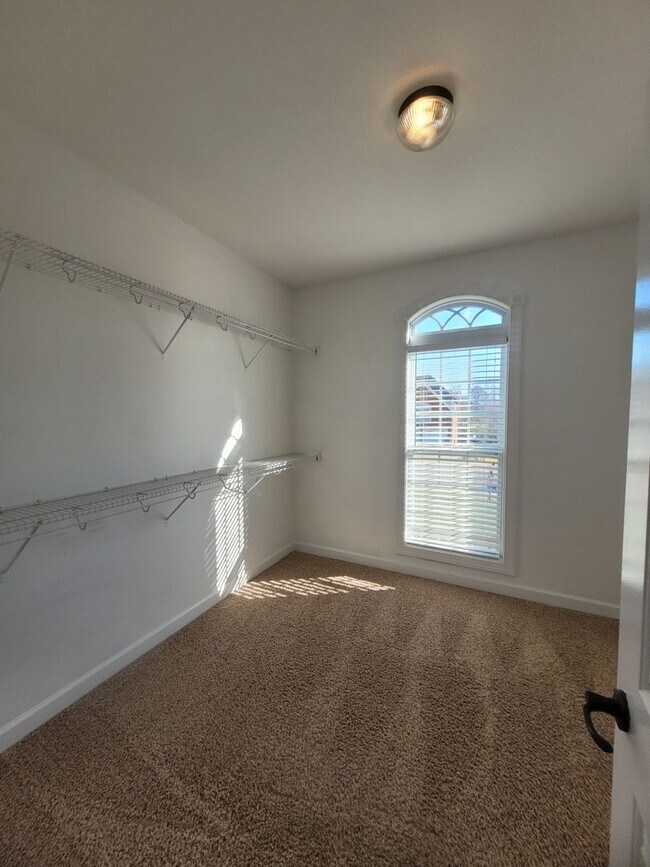 Building Photo - - Majestic 3 Bedroom 2.5 Bath + Bonus Room...