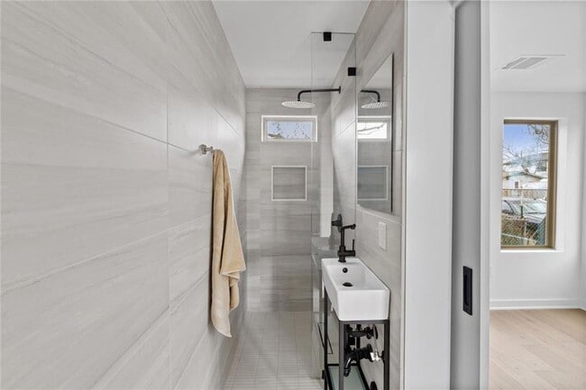 Building Photo - Stunning 2-bed/2-bath Condo Available For ...