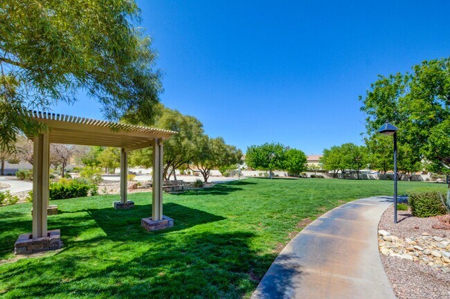 Building Photo - Beautiful two bedroom in great location