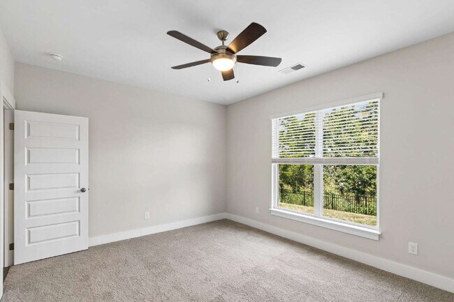 Building Photo - "Charming 3-Bed Townhouse Retreat with 2.5 Baths in Hendersonville's Heart!"