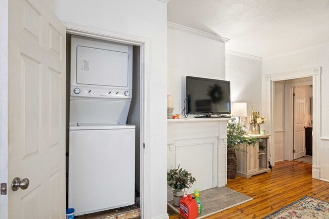 Building Photo - Luxury South Side flats home