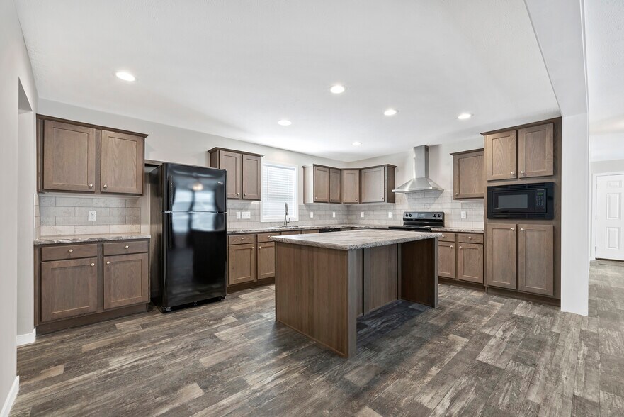 Building Photo - 11431 N Lake Dr