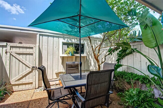 Building Photo - 6332 Chevy Chase Dr