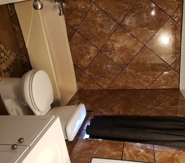 Building Photo - Beautifully Remodeled 2 Bdrm/2Ba Home with...