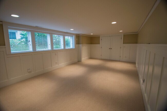 Building Photo - Huang Duplex