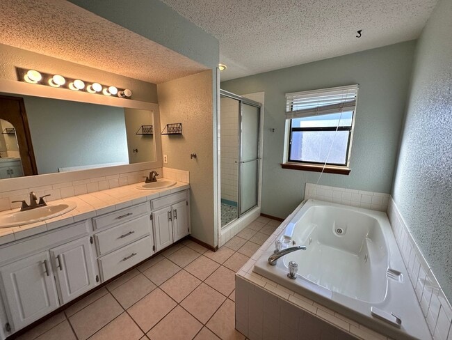 Building Photo - 4bed/3bath Home Available for Rent in Central Norman!!