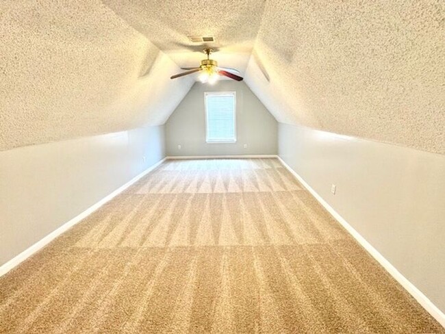 Building Photo - Now Leasing a 3-bedroom 2.5 bath with Larg...
