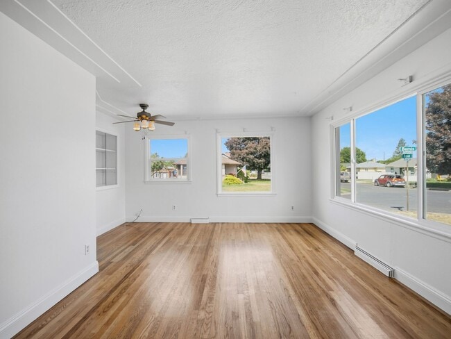 Building Photo - Charming Northwest Spokane Home | Minutes from Audubon Park & Downriver Golf Course