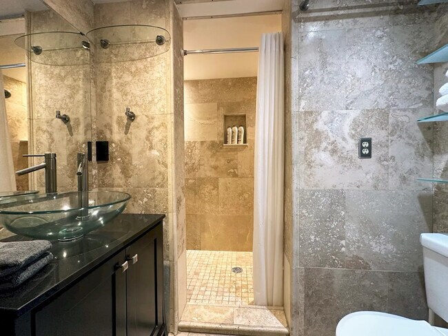 Building Photo - 7401 N Scottsdale Rd