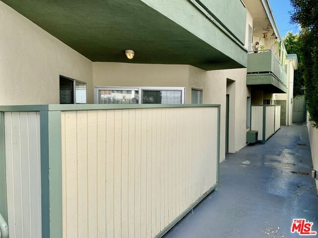 Building Photo - 929 N San Vicente Blvd