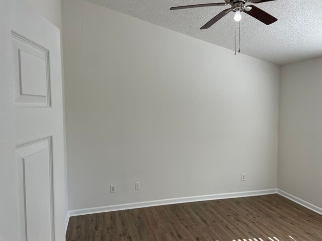 Building Photo - Cozy Two Bedroom Condo Close to Ft. Jackson!