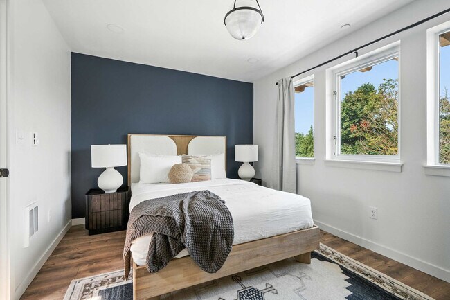 Building Photo - 925 NE 23rd Ave