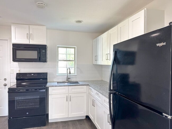 Building Photo - 3 bedroom / 2 bath