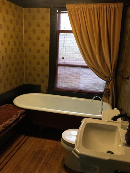 Main floor full bath - 528 18th Ave E