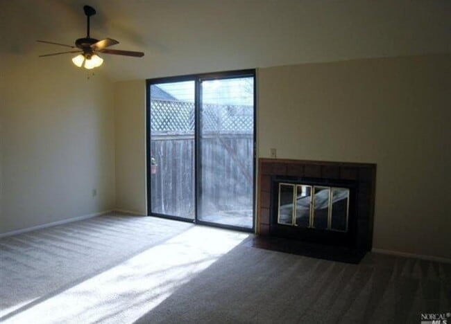 Building Photo - Coming Soon! 2 bed 2 bath Windsor Townhouse!