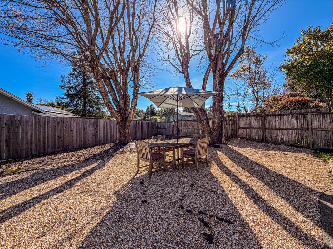 Building Photo - 208 Vista Ct