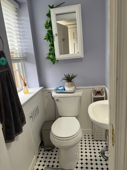 Powder Room - 1358 Indian Creek Dr
