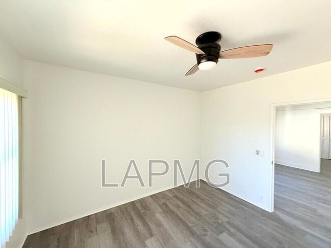 Building Photo - 1910.5 Daly St