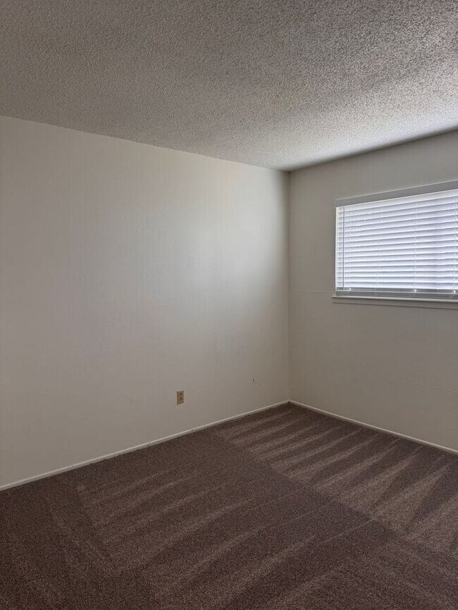 Building Photo - 3BR 1BA w/ 2 Car Garage + Fenced Yard in West Sacramento