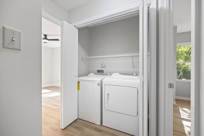 Building Photo - Beautifully updated and freshly painted 3-...